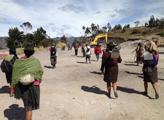 Picture 1: The community starts for a day of work in the irrigation water project in Ecuador. 