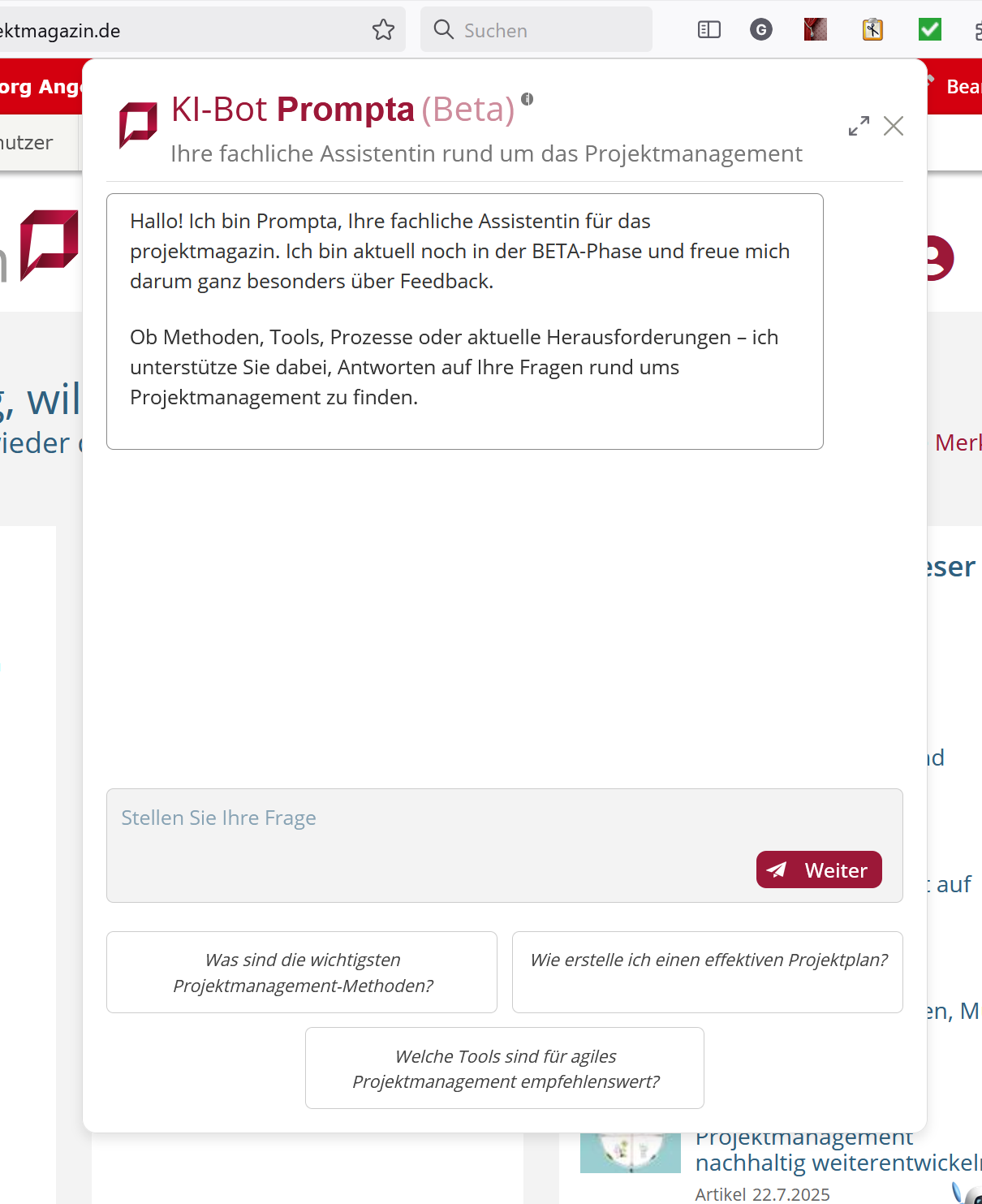 Screenshot des Dialogfensters für den KI-Chatbot. Die Überschrift lautet: „KI-Bot Prompta (Beta). Ihre fachliche Assistentin rund um das Projektmanagement.“ Der Vorstellungstext lautet: „Hallo! Ich bin Prompta, Ihre fachliche Assistentin für das projektmagazin. Ich bin aktuell noch in der BETA-Phase und freue mich darum ganz besonders über Feedback. Ob Methoden, Tools, Prozesse oder aktuelle Herausforderungen – ich unterstütze Sie dabei, Antworten auf Ihre Fragen rund ums Projektmanagement zu finden.“ Darunter befinden sich das Eingabefeld und der Befehlsbutton zum Abschicken des Prompts.