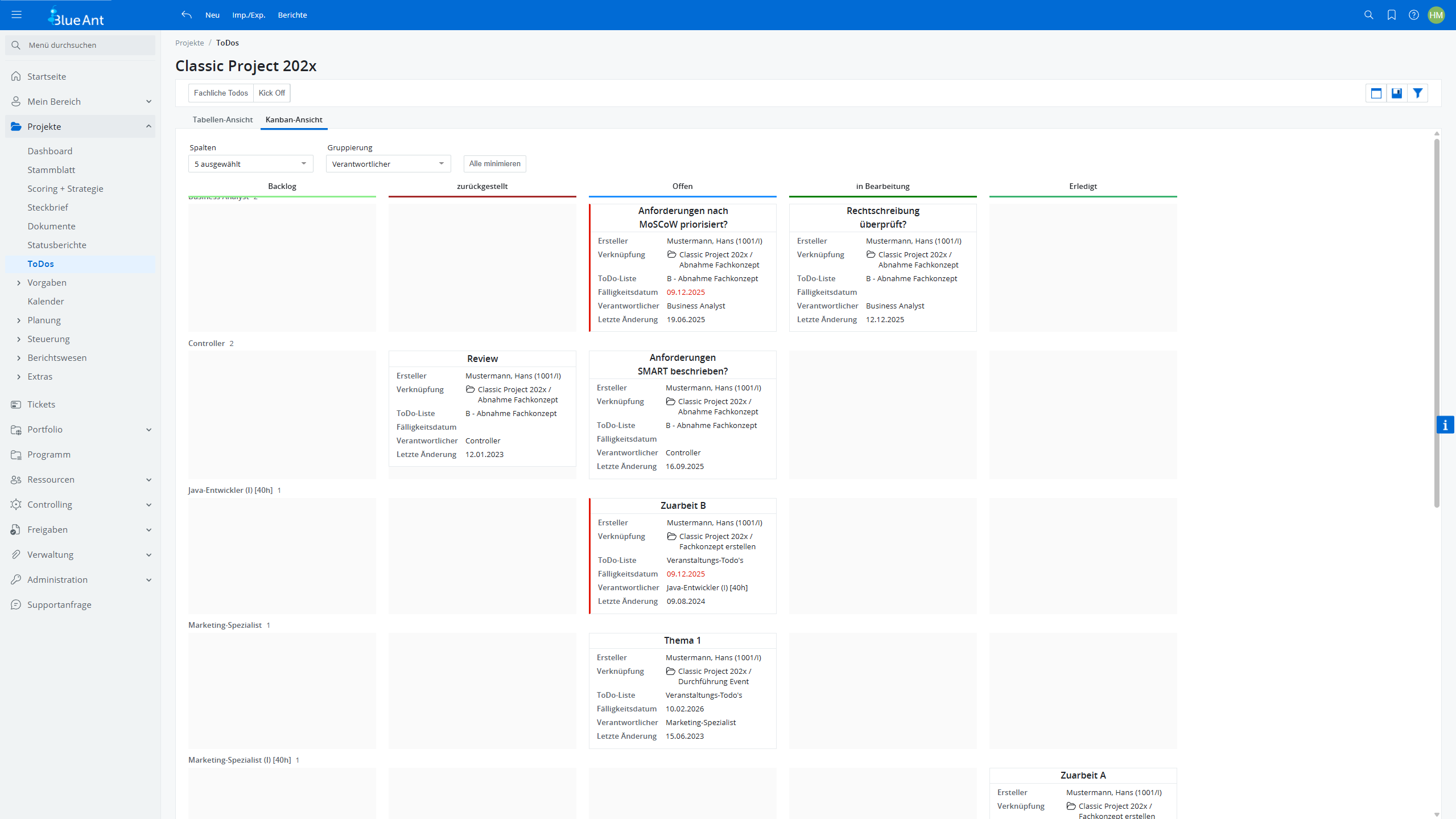 Kanban-Ansicht der To-dos im Projekt Classic Project 202x mit Spalten von Backlog bis Erledigt, Karten mit Verantwortlichen, Fälligkeiten und roten Markierungsleisten, gruppiert nach Rollen.