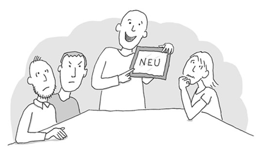 Mann präsentiert freudig ein Schild mit der Aufschrift NEU, drei andere Personen schauen skeptisch.