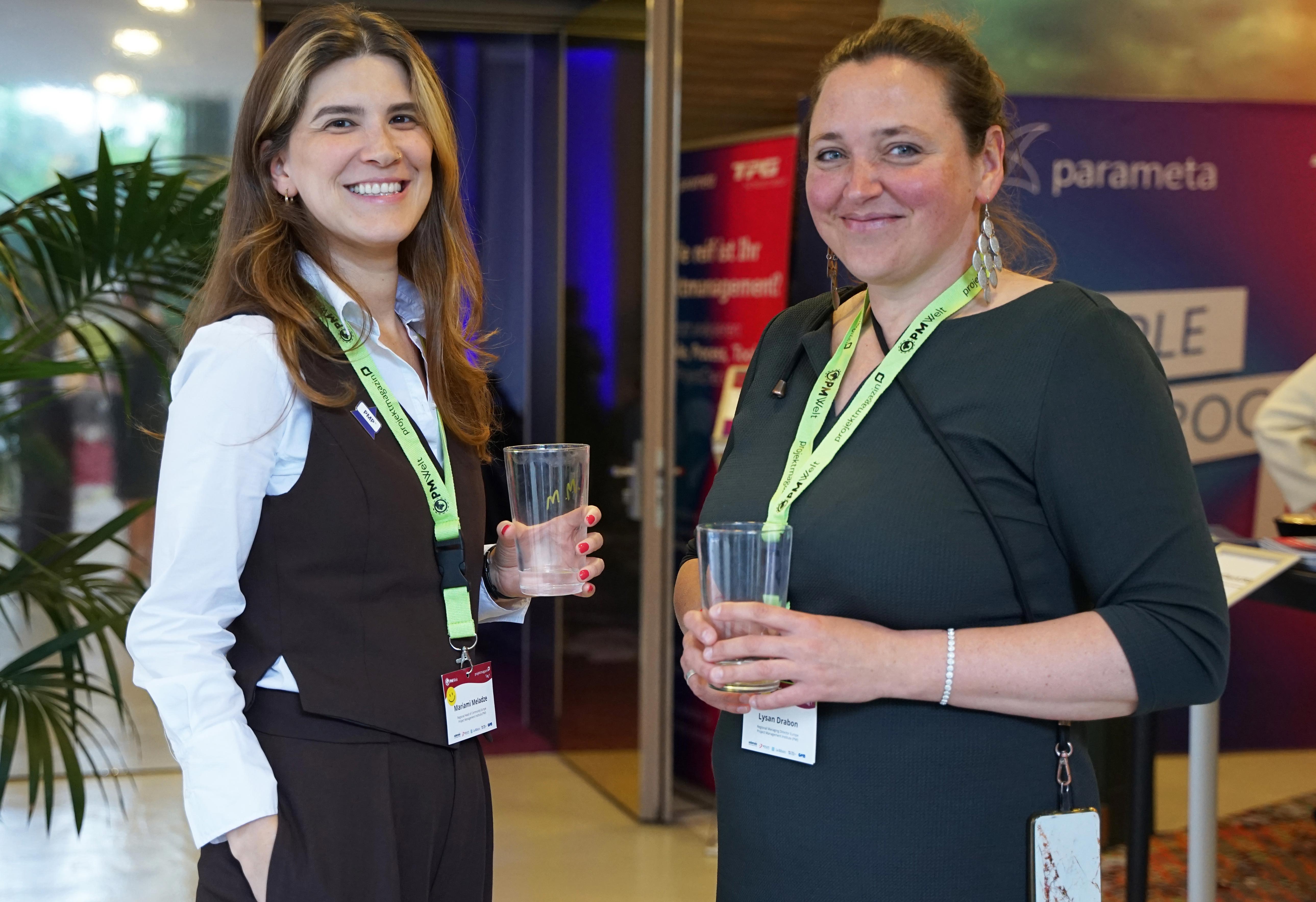 Foto von zwei Ausstellerinnen auf dem Marktplatz der pmwelt 2025