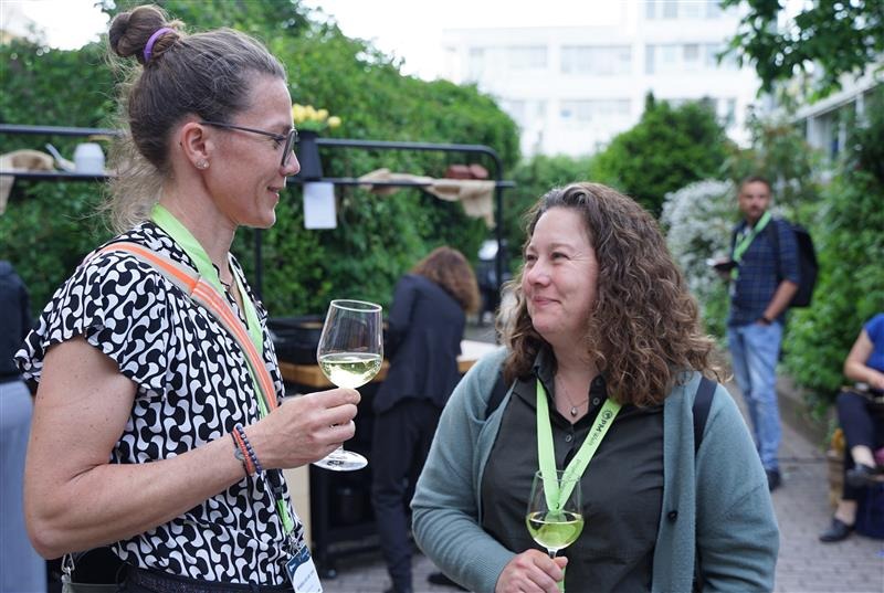 Zwei Besucherinnen der pmwelt 2025 unterhalten sich.