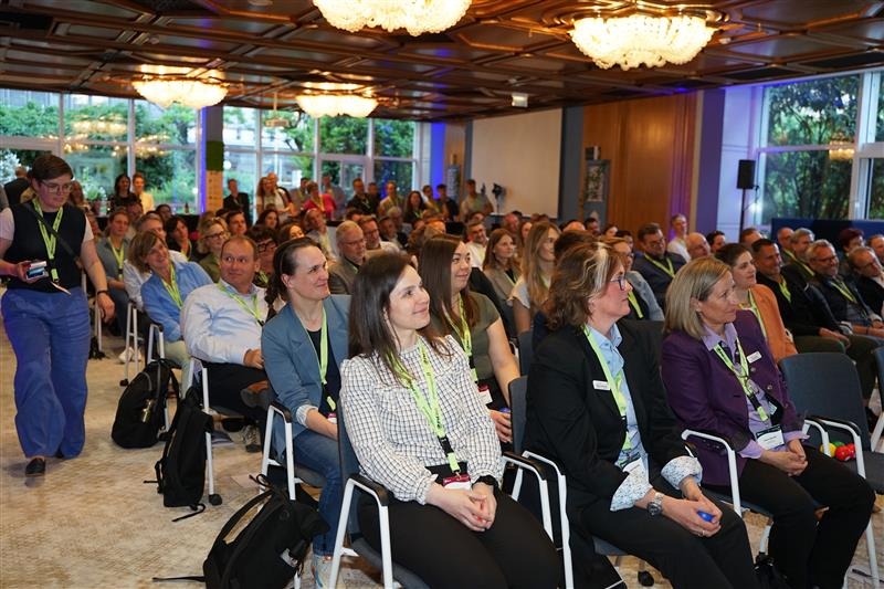 Zuhörerinnen und Zuhörer eines Vortragsauf der pmwelt 2025