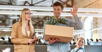 Neuer Kollege wird an seinem ersten Arbeitstag vom Team willkommen geheißen 